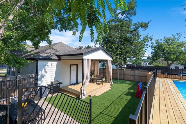 1803 N Winnetka Avenue, Dallas, TX 75208