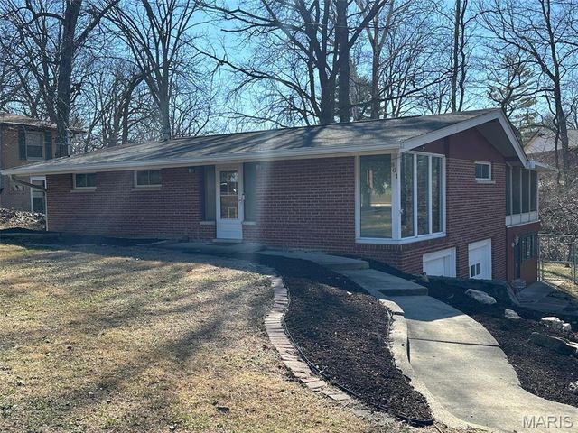 801 Stamper Lane, Godfrey, IL 62035