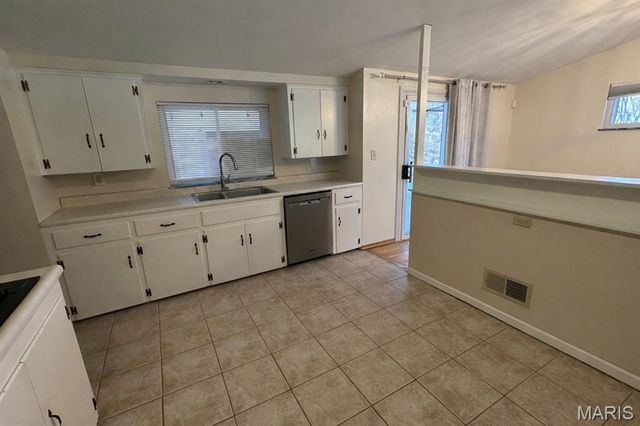 801 Stamper Lane, Godfrey, IL 62035