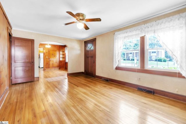 621 Church Street, Laurens, SC 29360