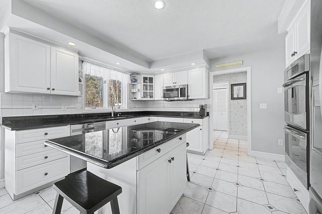 79 Country Club Dr, Northbridge, MA 01588