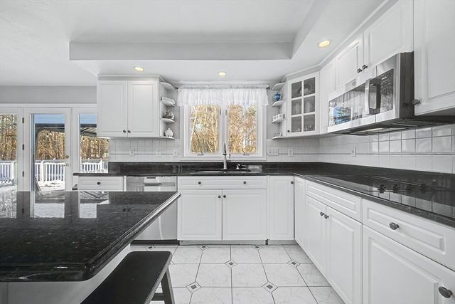 79 Country Club Dr, Northbridge, MA 01588