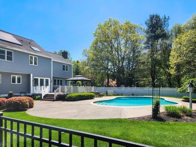 79 Country Club Dr, Northbridge, MA 01588