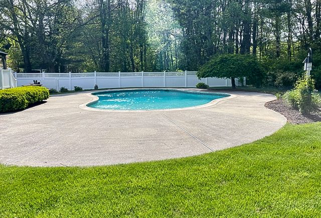 79 Country Club Dr, Northbridge, MA 01588