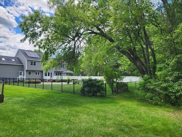 79 Country Club Dr, Northbridge, MA 01588