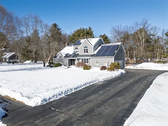 79 Country Club Dr, Northbridge, MA 01588