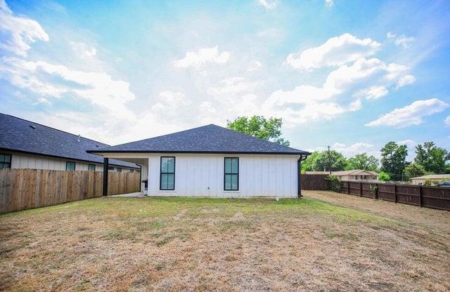 1003 S 10th St., Leesville, LA 71446