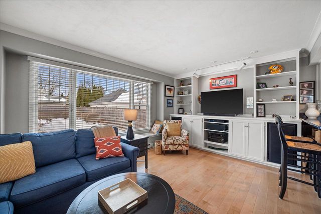 4917 N Bartlett AVENUE, Whitefish Bay, WI 53217