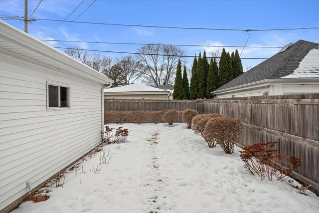 4917 N Bartlett AVENUE, Whitefish Bay, WI 53217