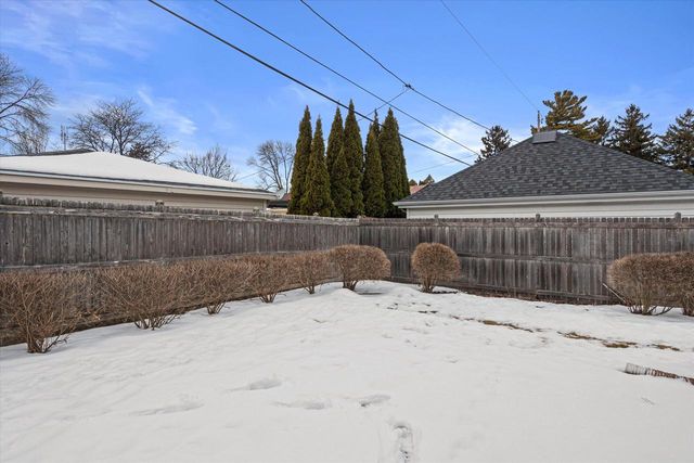 4917 N Bartlett AVENUE, Whitefish Bay, WI 53217