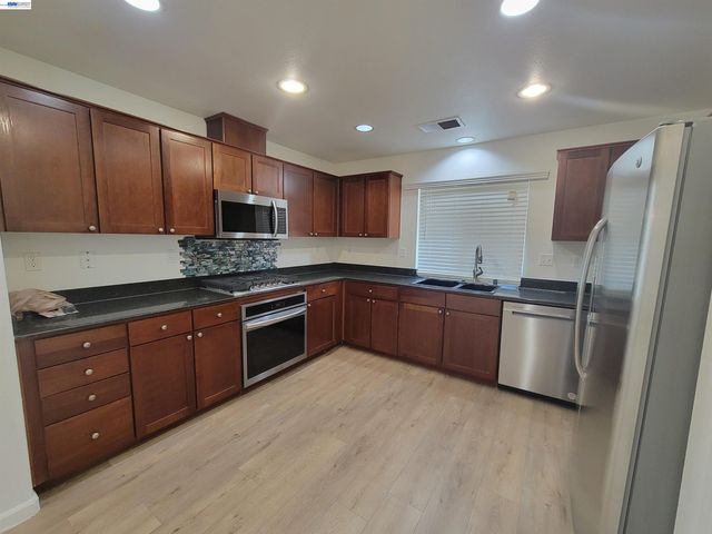 313 Turnstone Cir, Pittsburg, CA 94565