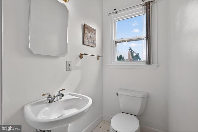 372 CUTLER AVE, Maple Shade, NJ 08052