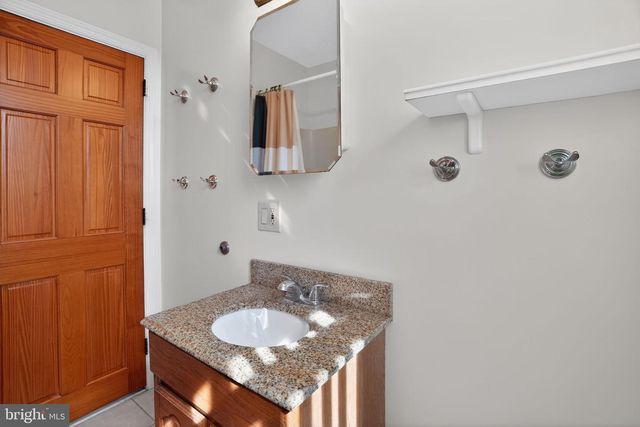 372 CUTLER AVE, Maple Shade, NJ 08052