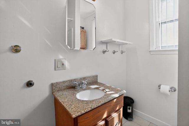 372 CUTLER AVE, Maple Shade, NJ 08052