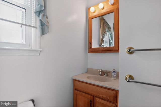 372 CUTLER AVE, Maple Shade, NJ 08052