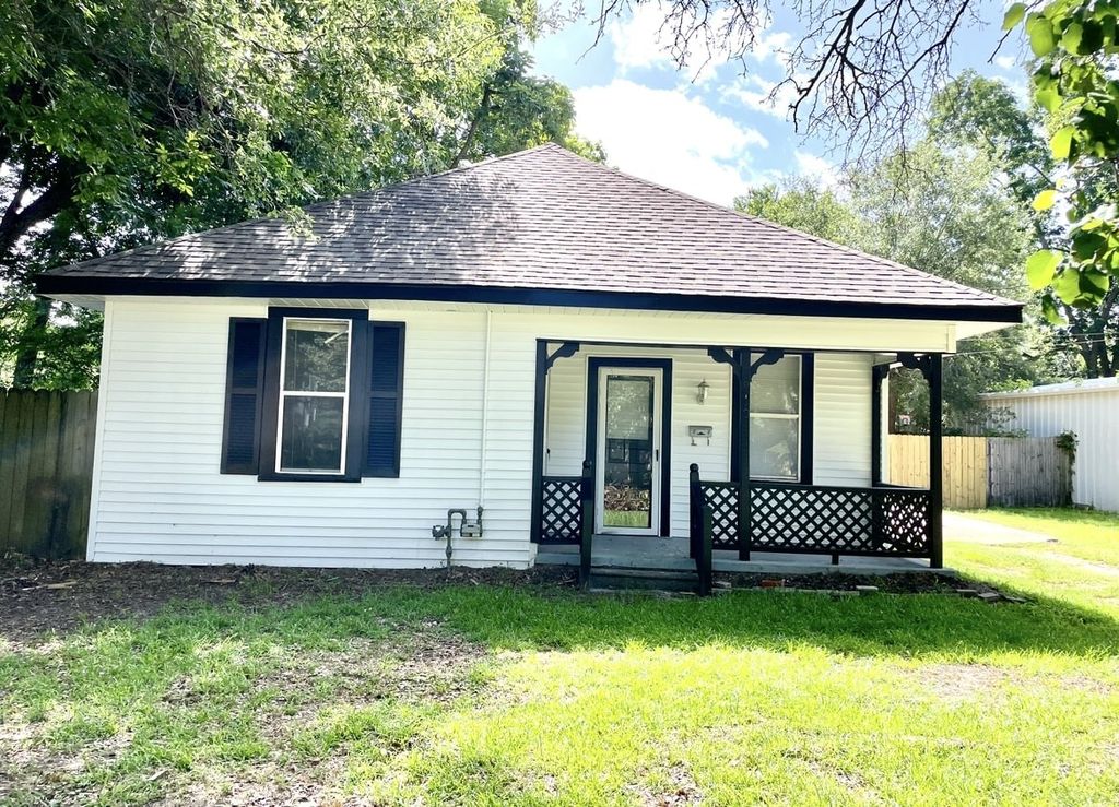 910 N Newsom Street, Mineola, TX 75773