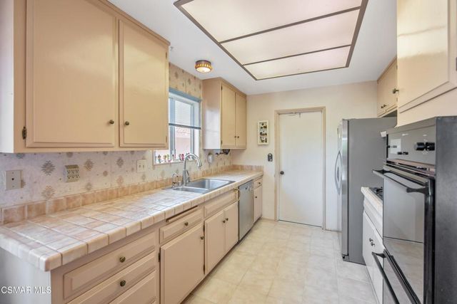 11 N Madrid Avenue, Thousand Oaks, CA 91320