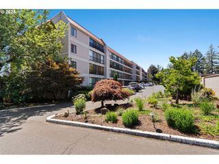 45 EAGLE CREST Dr 405, Lake Oswego, OR 97035