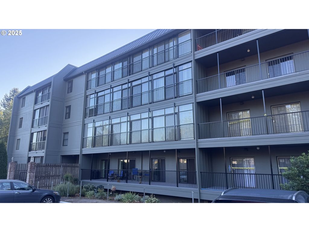 45 EAGLE CREST Dr 405, Lake Oswego, OR 97035