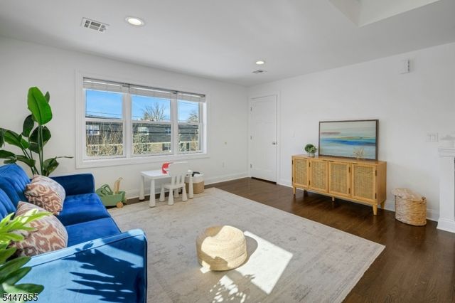 270 Main St D, Millburn Twp., NJ 07041
