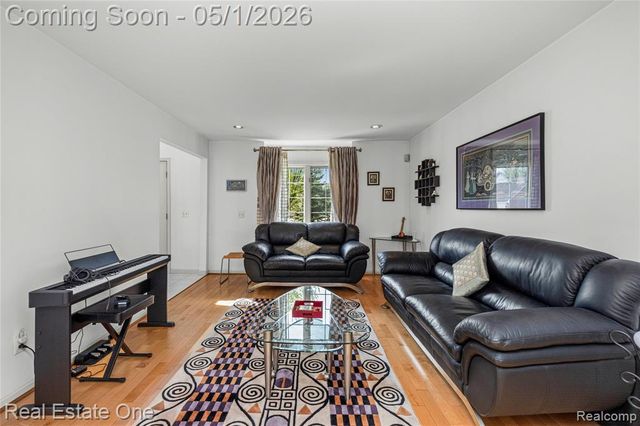 2447 Lorenzo Drive, Sterling Heights, MI 48314