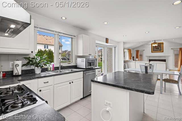 2447 Lorenzo Drive, Sterling Heights, MI 48314