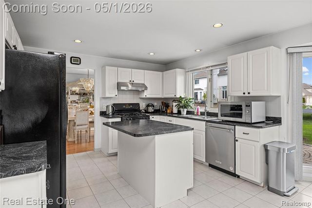 2447 Lorenzo Drive, Sterling Heights, MI 48314