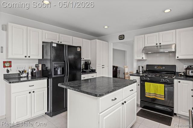 2447 Lorenzo Drive, Sterling Heights, MI 48314