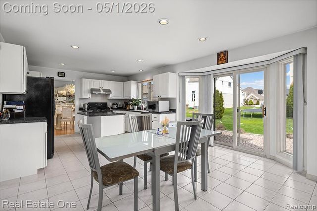 2447 Lorenzo Drive, Sterling Heights, MI 48314
