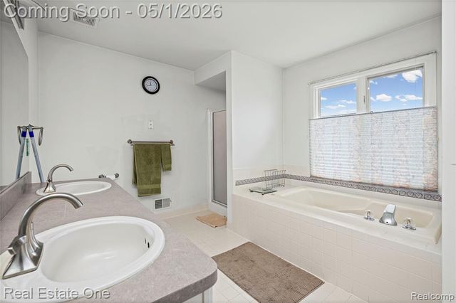 2447 Lorenzo Drive, Sterling Heights, MI 48314