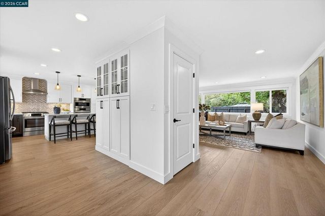 1033 Woodstock Ct, Walnut Creek, CA 94598