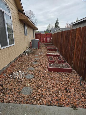 8722 W Bonnie Ave, Kennewick, WA 99336