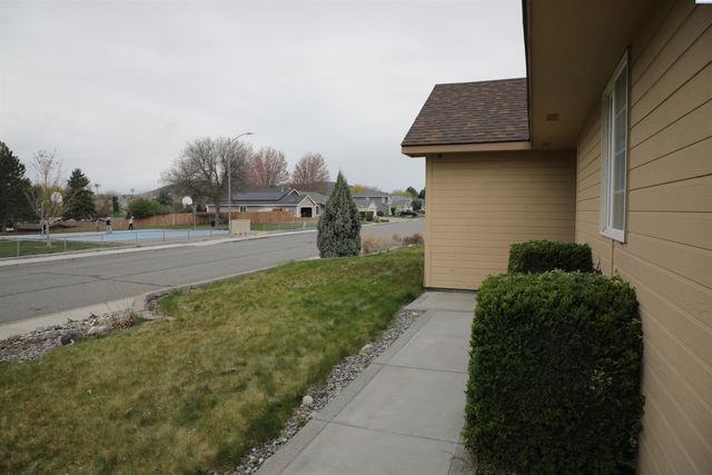8722 W Bonnie Ave, Kennewick, WA 99336