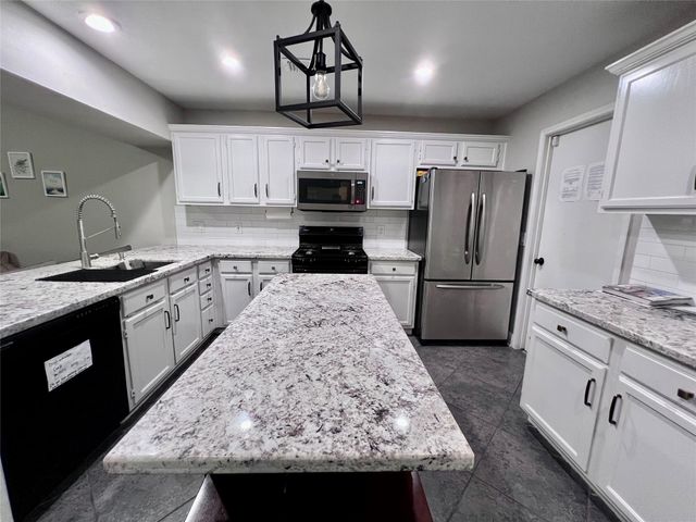 7762 Pine Center Drive, Houston, TX 77095