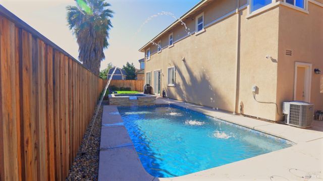 2042 Hamstead Ct, Vacaville, CA 95687