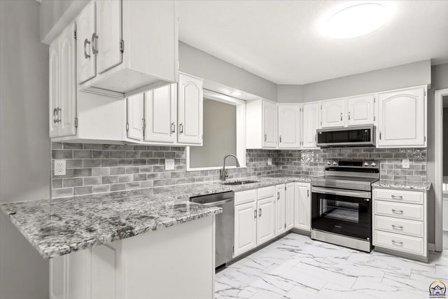 4625 NW Brickyard RD, Topeka, KS 66618