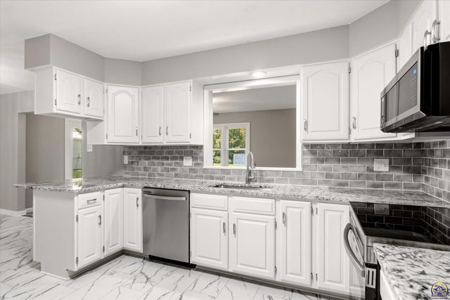 4625 NW Brickyard RD, Topeka, KS 66618