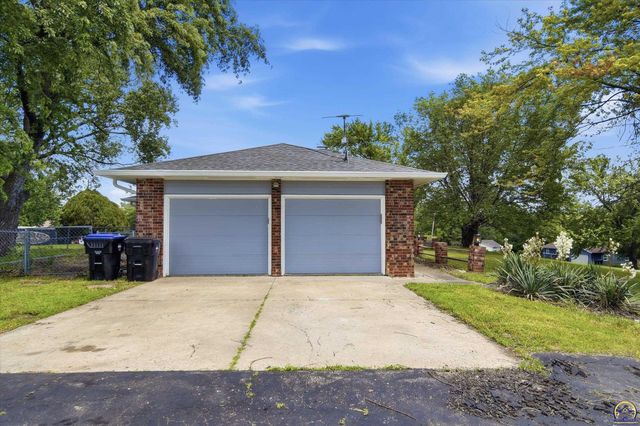 4625 NW Brickyard RD, Topeka, KS 66618