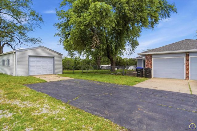 4625 NW Brickyard RD, Topeka, KS 66618