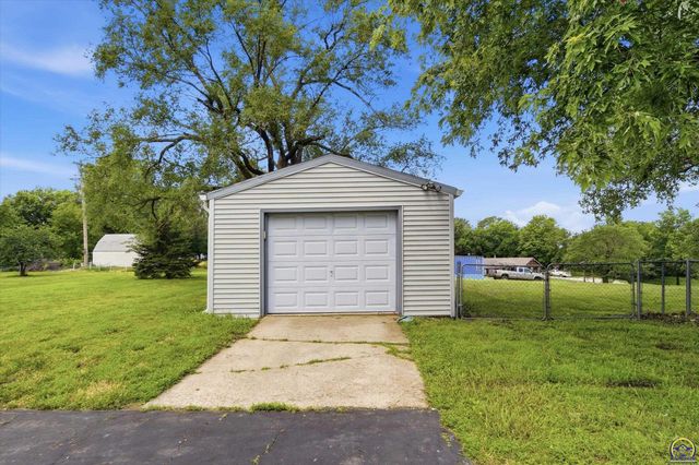 4625 NW Brickyard RD, Topeka, KS 66618