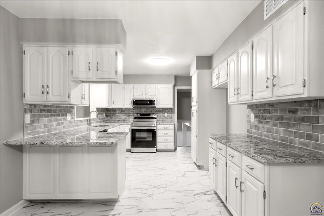 4625 NW Brickyard RD, Topeka, KS 66618