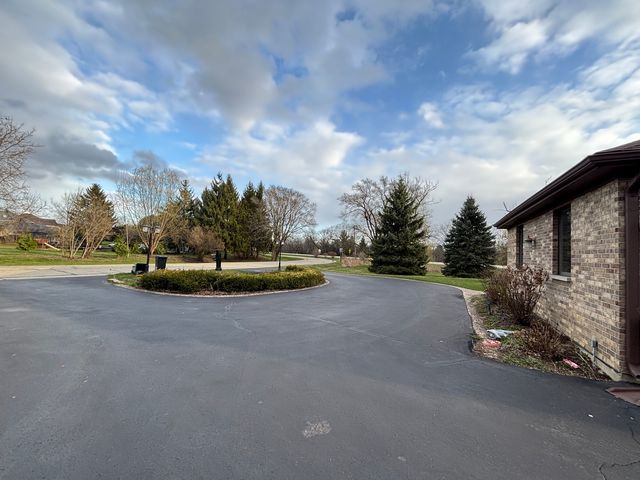 2 Rutgers Court, Hawthorn Woods, IL 60047