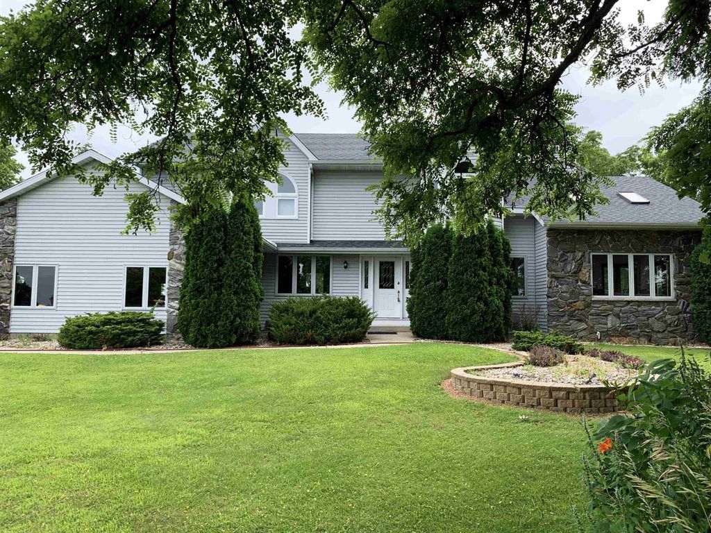 W11380 Ninabuck Road, Columbus, WI 53925