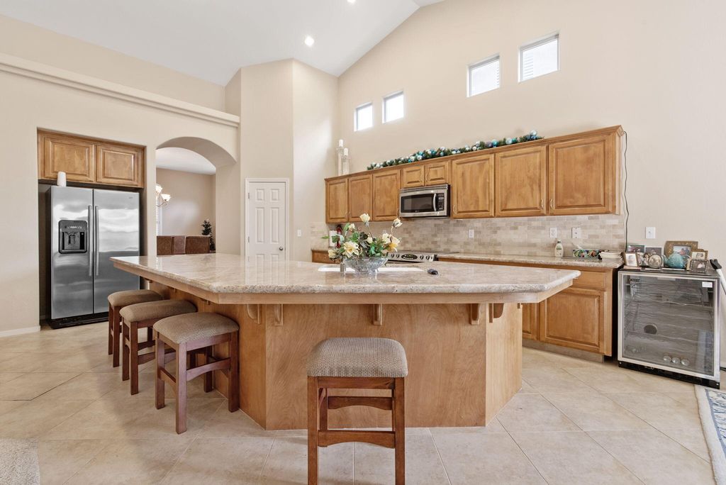 Image 10 of property listing at 643 W Bel Aire Avenue, Porterville, CA 93257