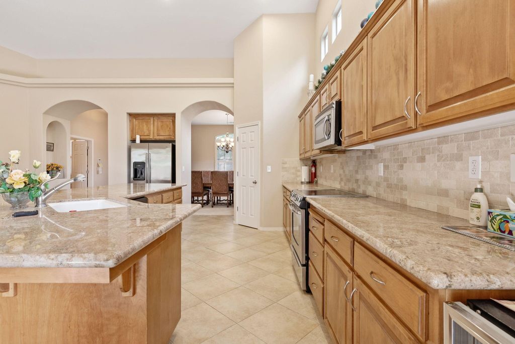 Image 11 of property listing at 643 W Bel Aire Avenue, Porterville, CA 93257