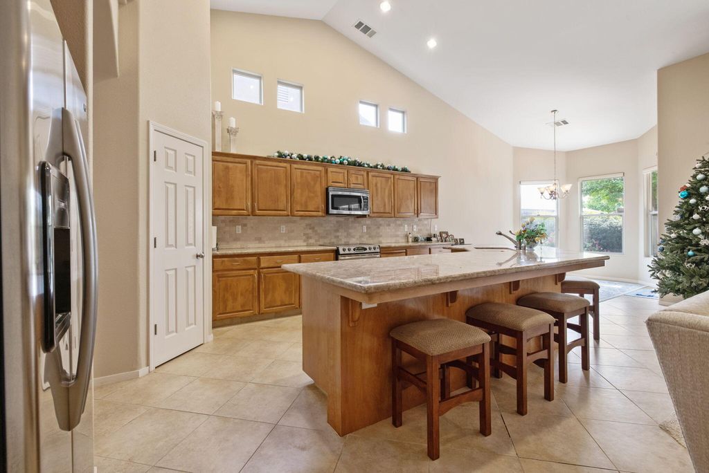 Image 12 of property listing at 643 W Bel Aire Avenue, Porterville, CA 93257