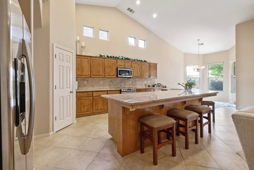 Image 13 of property listing at 643 W Bel Aire Avenue, Porterville, CA 93257