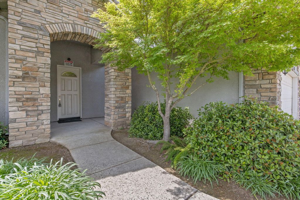 Image 2 of property listing at 643 W Bel Aire Avenue, Porterville, CA 93257