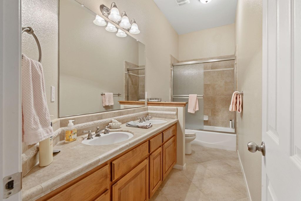 Image 32 of property listing at 643 W Bel Aire Avenue, Porterville, CA 93257