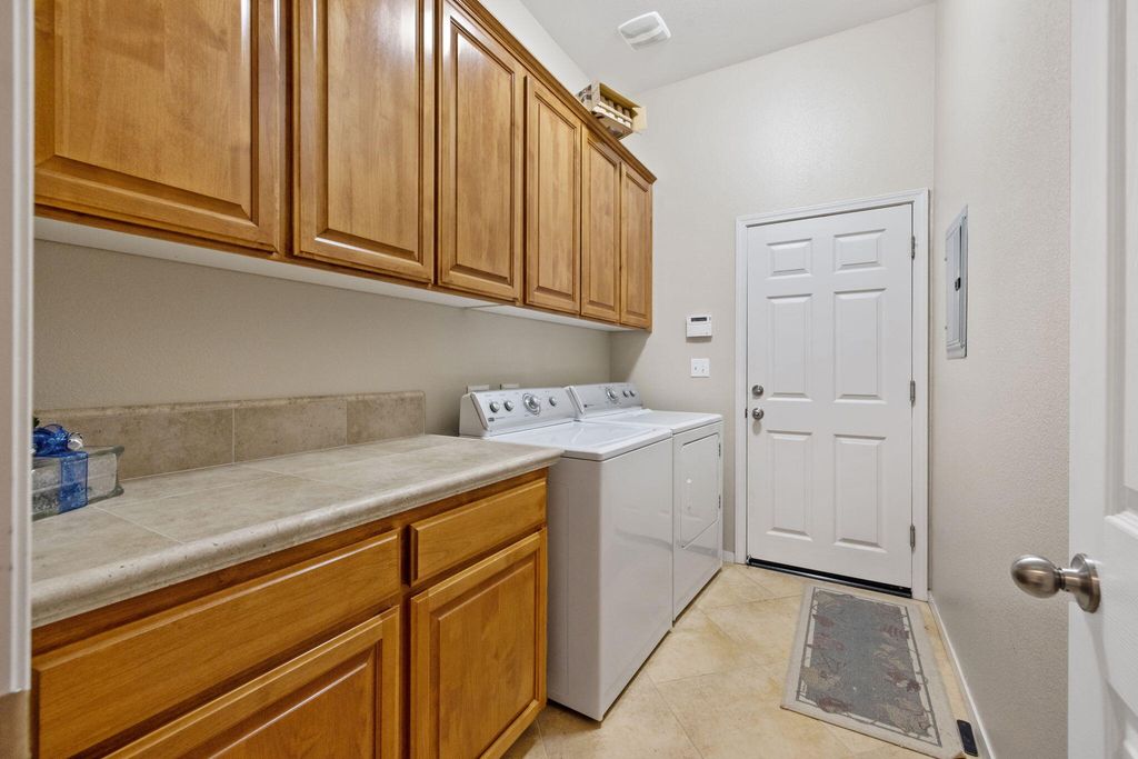 Image 34 of property listing at 643 W Bel Aire Avenue, Porterville, CA 93257